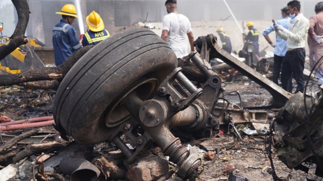 No hay rastro de vida de los 242 ocupantes del avión siniestrado en la India