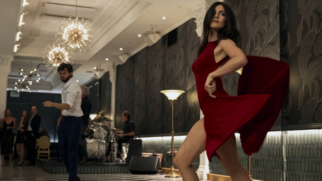 Monica Barbaro y Guy Burnet protagonizan un deslumbrante baile en la temporada 2 de "Fubar