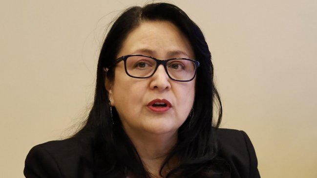 CUT y Colegio de Profesores denunciaron a la contralora ante la OIT