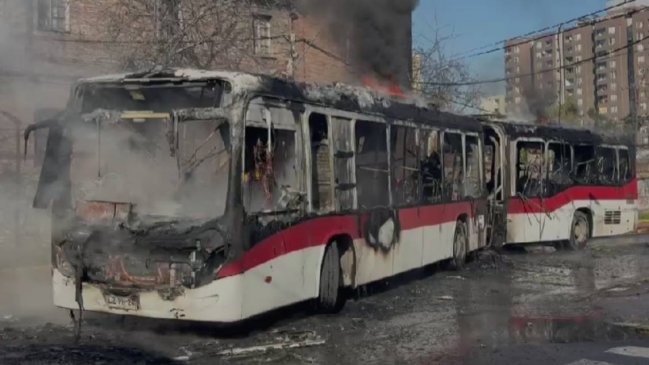 Bus fue completamente quemado en acceso al INBA