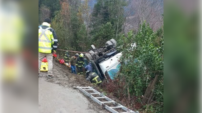 Bus con más de 40 pasajeros volcó en Panguipulli