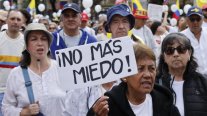 Miles de colombianos protestan contra la violencia tras atentado a senador Uribe