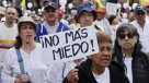 Miles de colombianos protestan contra la violencia tras atentado a senador Uribe