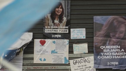   Partidarios de Cristina Fernández la acompañan a la espera de su detención 