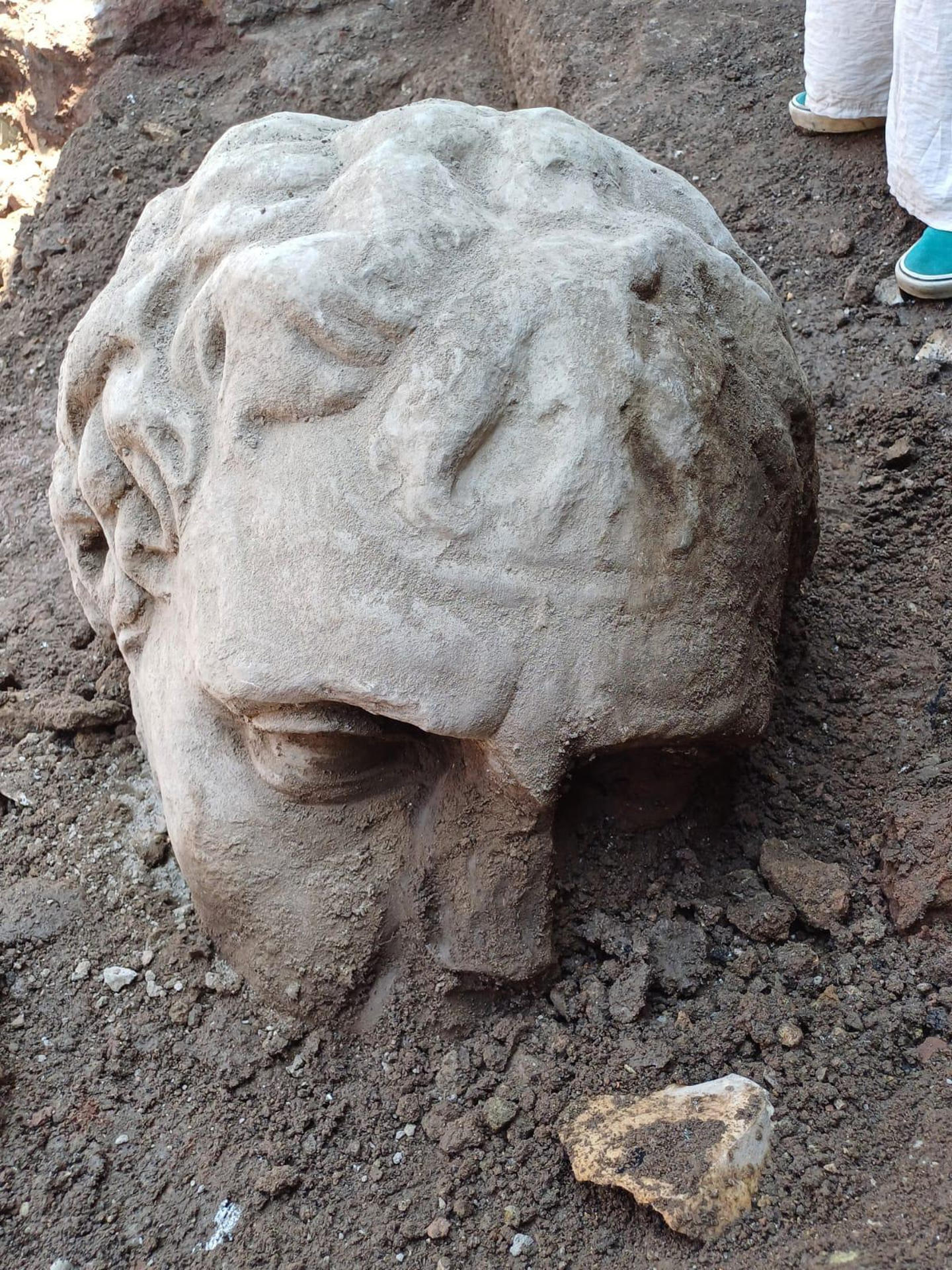 Cabeza de mármol encontrada en Roma
