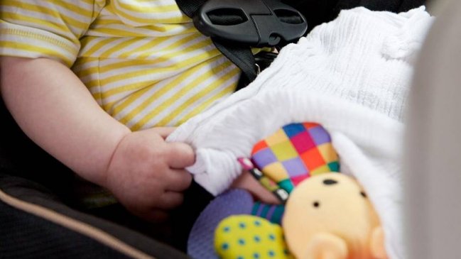 Delincuentes robaron auto con una guagua cuando su padre bajó a comprar