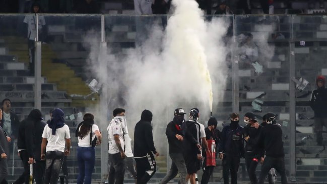 Detuvieron a tres barristas por incidentes en duelo de Colo Colo y Fortaleza en el Monumental