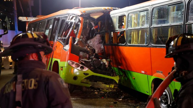 Colisión frontal de microbuses en Valparaíso deja dos muertos y al menos 20 heridos