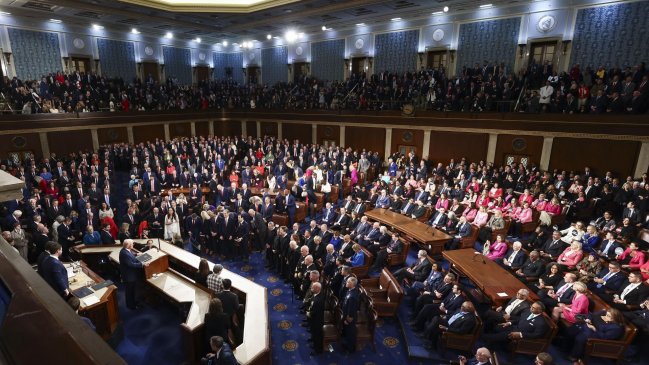 Demócratas leen por más de 12 horas el plan fiscal de Trump para retrasar su voto