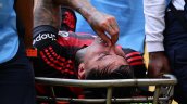 Por sospecha de fractura: Erick Pulgar fue trasladado a un hospital