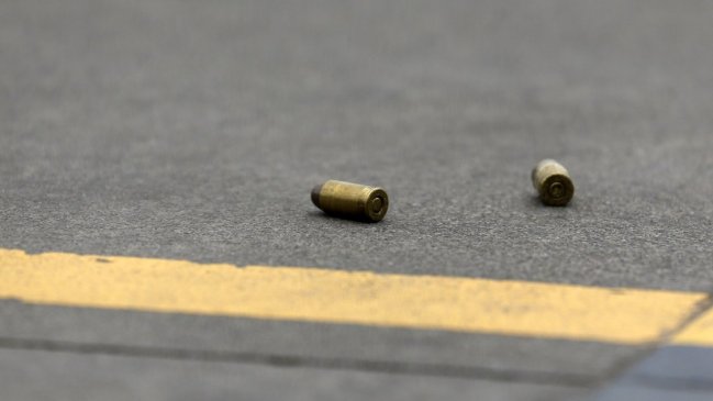 Enfrentamiento entre vendedores ambulantes dejó dos baleados en el centro de Santiago