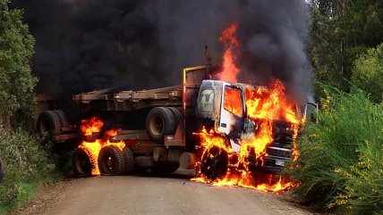  Ataque incendiario en Ercilla dejó trabajador herido a bala y camión destruido  