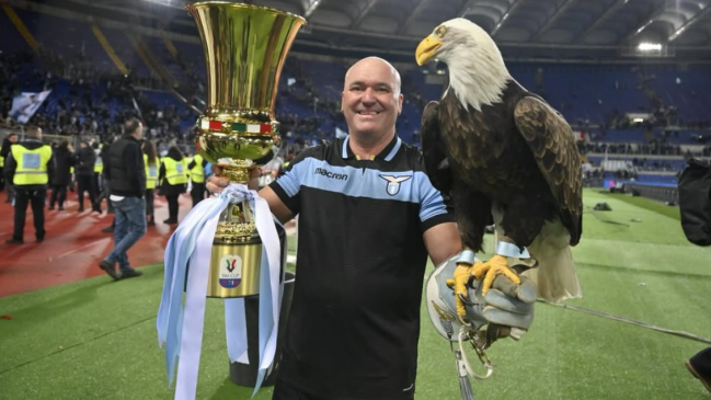 Exadiestrador del águila de Lazio apareció desnudo para anunciar su OnlyFans