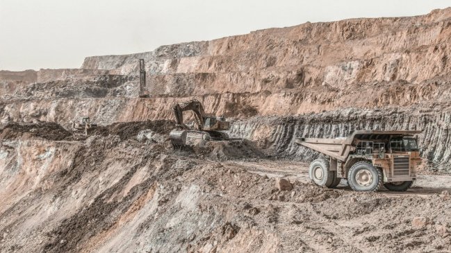 Boluarte afirma que 1.500 personas subarrendaban espacios para minería ilegal en Perú