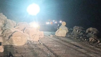   Nuevo derrumbe en Cuesta Chinchorro obligó a suspender el tránsito en la Ruta 5 Norte 