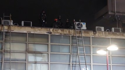   Baterías de litio y suelo hirviendo: Bomberos sigue trabajando en edificio de Santiago 