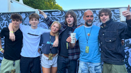   Guardiola compartió con los hijos de los Gallagher en el primer concierto de Oasis 