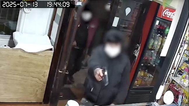 Padres entregaron a hijos adolescentes que asaltaron armados una botillería