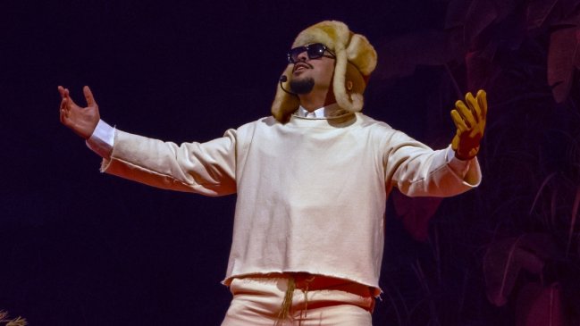 Animalistas critican a Bad Bunny por usar gallinas en sus conciertos en Puerto Rico
