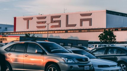  Tesla deberá pagar US$329 millones por accidente fatal que involucró a su piloto automático  