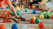Francia: Auxiliar educativa de guardería es acusada de violar a nueve niños
