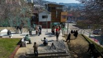 Reinauguraron esculturas de Mistral y Neruda en Plaza Los Poetas de Valparaíso