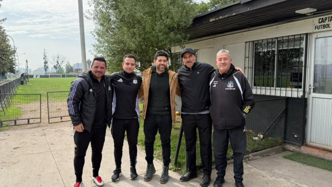 Claudio Bravo visitó a viejos conocidos en el Estadio Monumental