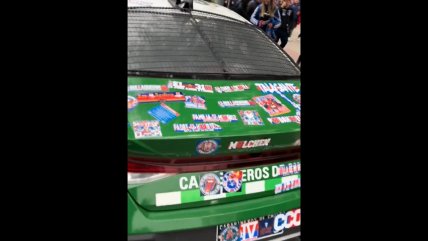 Hinchas azules llenaron de stickers una patrulla en el Estadio Nacional