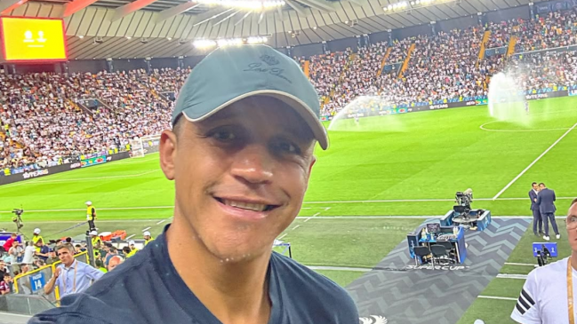 Alexis asistió a la Supercopa de Europa entre PSG y Tottenham en Udine