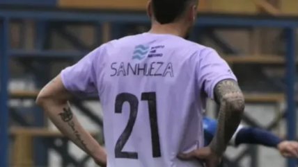   Jugador de aproblemado club chileno entró con camiseta pintada con plumón 