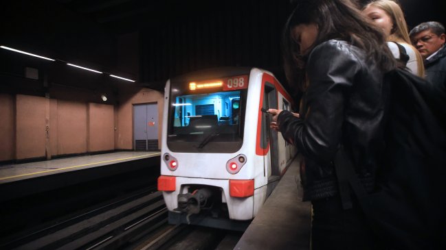 Metro implementa desvíos para circular en estación Baquedano
