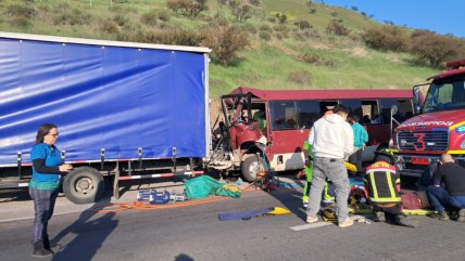   Al menos 10 menores lesionados dejó choque entre bus escolar y camión en Tiltil 