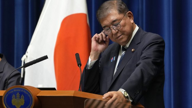 Dimitió primer ministro de Japón ante presión interna de su partido