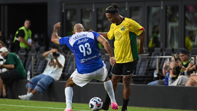 [VIDEO] Ronaldinho se lució con un golazo de tiro libre