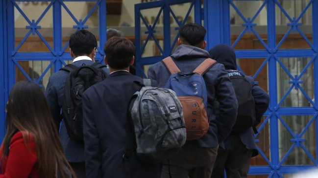 Victoria: Alumno de 13 años fue apuñalado afuera de su colegio por otro menor