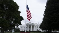Bandera de Estados Unidos ondea a media asta por muerte de Charlie Kirk