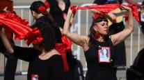 Familiares de desaparecidos bailaron la cueca sola frente a La Moneda