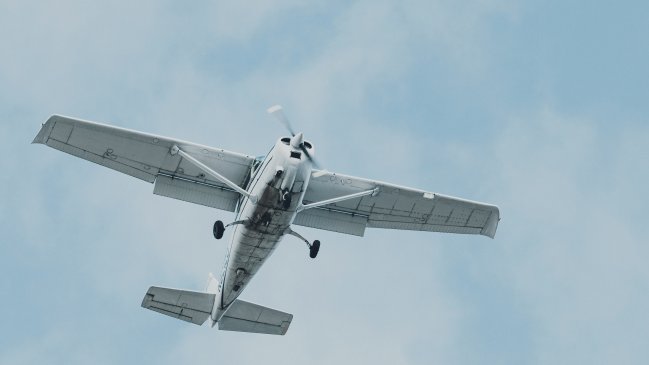 Aeronave hizo aterrizaje forzoso en un condominio y estuvo a punto de chocar una casa