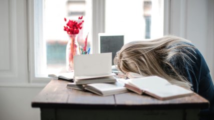   El sueño esquivo de los chilenos: estrés y preocupaciones elevan problemas de descanso 