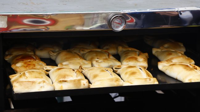 Cadem: La empanada y el terremoto son los más representativos de la comida chilena