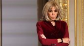 Se cansó: Macron demandará a influencer amiga de Kirk por teorías de género contra Brigitte