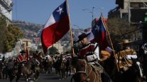 Desfile en Valparaíso conmemoró los 215 años de la Primera Junta de Gobierno
