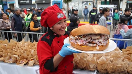   Perú: Reparten panes con chicharrón para celebrar triunfo a Chile en Mundial de Desayunos 