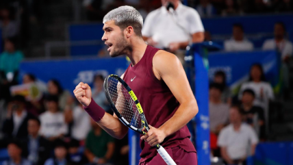   Carlos Alcaraz despachó a Zizou Bergs para pasar a cuartos de final en Tokio 
