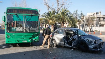   Al menos siete lesionados tras choque entre auto y micro del sistema RED en Ñuñoa 