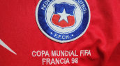 Exfutbolista chileno remata su camiseta usada en el Mundial 1998 por emergencia médica