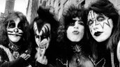 Fundador de Kiss chocó tras desmayarse mientras conducía