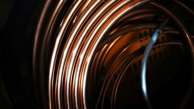 Precio del cobre sufrió leve baja al cierre de una semana récord