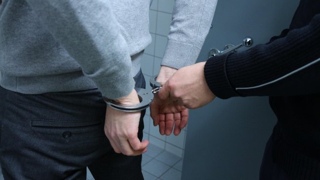 España: Hombre violó a su hija de ocho años junto a otros dos sujetos