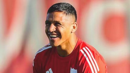   ¡Sonrisa eterna! Alexis mostró su felicidad en entrenamiento de Sevilla 